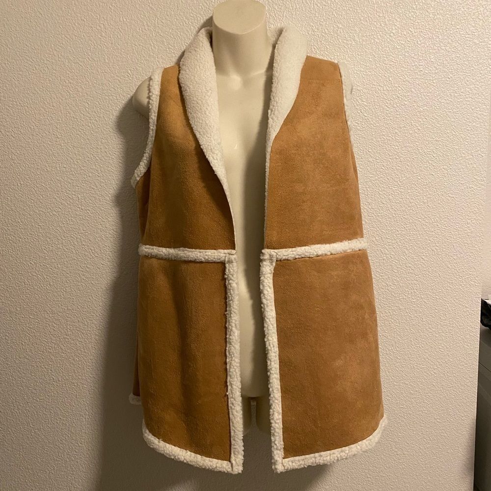NWT Sherpa and Faux suede vest!